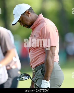 Louisville, Stati Uniti. 16 maggio 2024. Tiger Woods reagisce al suo tee shot sulla dodicesima buca durante la prima gara del campionato PGA 2024 al Valhalla Golf Course giovedì 16 maggio 2024 a Louisville, Kentucky. Foto di John Sommers II/UPI credito: UPI/Alamy Live News Foto Stock