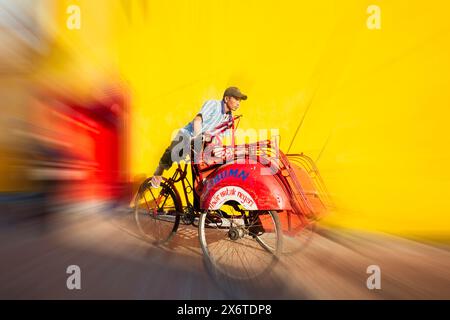 Sfocatura radiale di un giro in risciò in Ketandan Wetan Street. Yogyakarta, Giava, Indonesia. Foto Stock