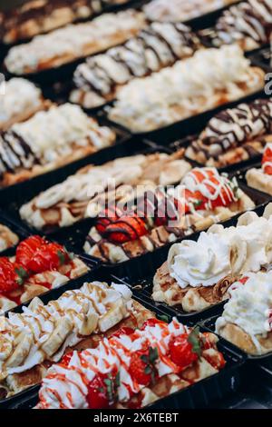 Waffle belgi tradizionali con diversi condimenti Foto Stock