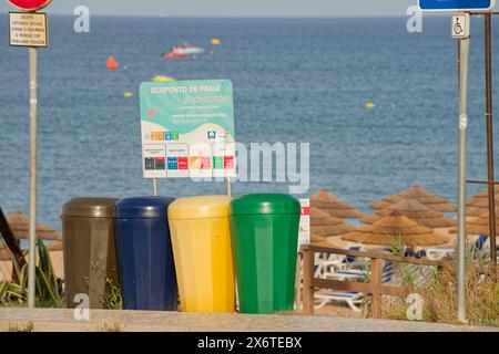Bidoni o spazzatura in Portogallo. Giallo, blu e verde per diverse categorie. Foto Stock