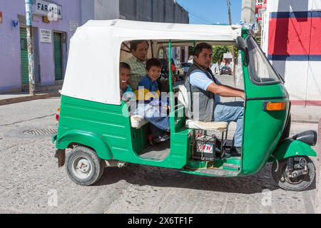 Tlacolula, Oaxaca, Messico. A tre ruote moto-taxi e i passeggeri. Foto Stock