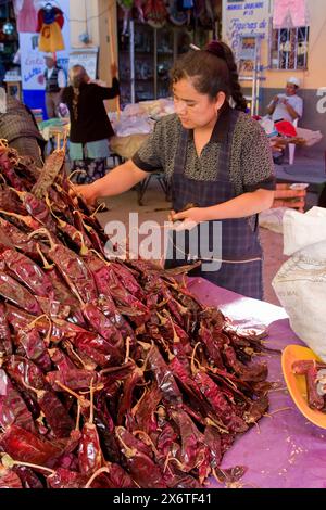 Tlacolula, Oaxaca, Messico. Mercato di Tlacolula. Grandi peperoni rossi di peperoncino Huajillo in vendita. Foto Stock