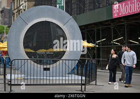 Sidewalk «Portal» che collega con un collegamento diretto tra Dublino, Irlanda e il distretto di Flatiron a Manhattan tramite live streaming temporaneamente chiuso Foto Stock