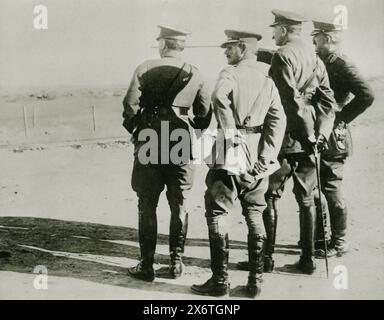 Una fotografia del maggior generale Davis, Lord Kitchener, e dei generali Birdwood e Maxwell che guardano verso Achi Baba durante l'evacuazione di Suvla e Anzac nel 1915, durante la prima guerra mondiale. Questo momento cattura i principali leader militari che supervisionano il ritiro strategico dalla penisola di Gallipoli. L'evacuazione, un evento significativo nella campagna di Gallipoli, era necessaria a causa delle forti difese ottomane e del terreno impegnativo, ed è stata accuratamente eseguita per ridurre al minimo le perdite. Foto Stock