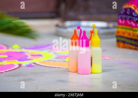 bottiglia di polvere colorata utilizzata per fare un rangoli un'arte tradizionale realizzata sui pavimenti durante le feste di diwali, dussera, onam nella cultura indù Foto Stock