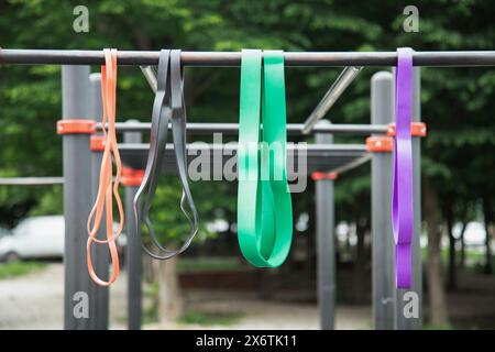 Set di colorate fasce in lattice per il fitness. fasce elastiche per il serraggio sulla barra orizzontale Foto Stock