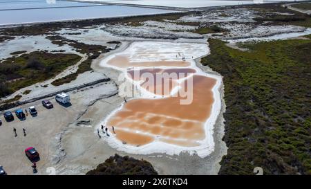 Piscine di acqua rossa ricche di sale, attrazione turistica delle saline di Giraud nel parco naturale regionale della Camargue in Provenza. colori brillanti catturati Foto Stock