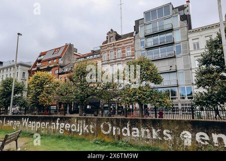 Anversa, Belgio - 22 ottobre 2023: Centro storico di Anversa lungo il lungofiume. Foto Stock