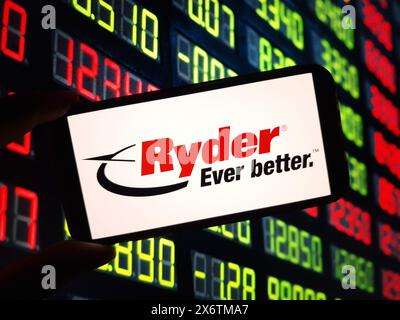 Konskie, Polonia - 15 maggio 2024: Logo della società Ryder visualizzato sul cellulare Foto Stock