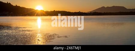 Sunrise, Hopfensee, vicino a Fuessen, Ostallgaeu, Allgaeu, Swabia superiore, Swabia, Baviera, Germania Foto Stock