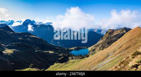 Panorama montano da Zeigersattel a Seealpsee, a sinistra Hoefats 2259 m, Allgaeu Alps, Allgaeu, Baviera, Germania Foto Stock