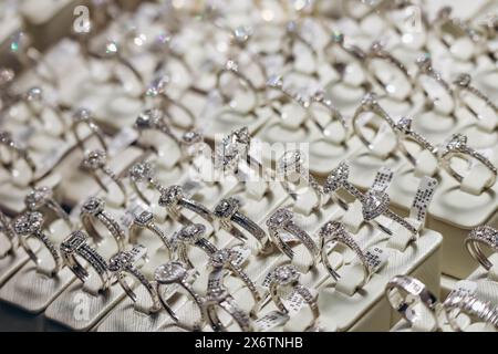 Scopri le vetrine nel quartiere dei diamanti di Anversa, noto anche come il quartiere dei diamanti (Diamantkwartier), una famosa zona all'interno della città di Anversa, Belgio Foto Stock