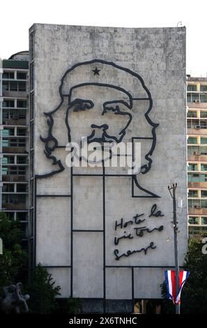 Ministero degli interni cubano con l'immagine commemorativa "Hasta la Victoria Siempre" di che Guevara, Plaza de la Revolucion, l'Avana, Cuba, Caraibi. Foto Stock