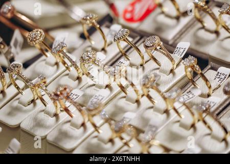 Scopri le vetrine nel quartiere dei diamanti di Anversa, noto anche come il quartiere dei diamanti (Diamantkwartier), una famosa zona all'interno della città di Anversa, Belgio Foto Stock