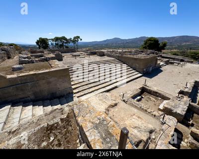 Veduta della grandiosa scalinata monumentale di Propilei di fronte all'antico palazzo nel sito archeologico sulla collina di Faistos della cultura minoica pre-greca Foto Stock