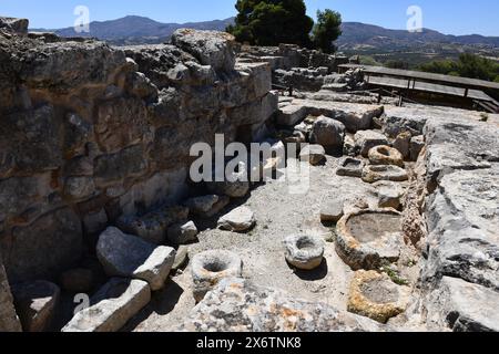 Sito archeologico sulla collina di Phaistos, che comprende la cultura minoica dei minoici pre-greci, rovine di antiche botteghe vicino al palazzo di Phaistos, Kamilari Foto Stock