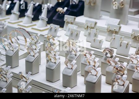 Scopri le vetrine nel quartiere dei diamanti di Anversa, noto anche come il quartiere dei diamanti (Diamantkwartier), una famosa zona all'interno della città di Anversa, Belgio Foto Stock