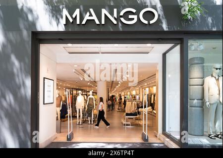 Madrid, Spagna. 16 maggio 2024. Vista di un negozio di abbigliamento multinazionale spagnolo Mango in Spagna. (Foto di Xavi Lopez/SOPA Images/Sipa USA) credito: SIPA USA/Alamy Live News Foto Stock