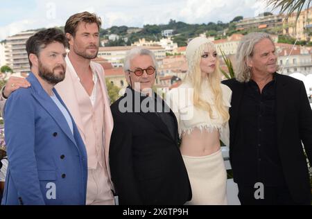 16 maggio 2024, Cannes, Francia: CANNES, FRANCIA - 16 MAGGIO: Tom Burke, Chris Hemsworth, George Miller, Anya Taylor-Joy e Doug Mitchell partecipano alla ''Furiosa: A Mad Max Saga'' (Furiosa: une Saga Mad Max) Photocall al 77° Festival annuale di Cannes al Palais des Festivals il 16 maggio 2024 a Cannes, Francia. (Credit Image: © Frederick Injimbert/ZUMA Press Wire) SOLO PER USO EDITORIALE! Non per USO commerciale! Foto Stock