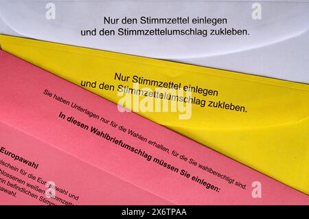 Busta di carta, bianca, gialla, busta di carta, rosso chiaro, voto postale, documenti ufficiali di voto postale, elezioni, parlamentari Foto Stock