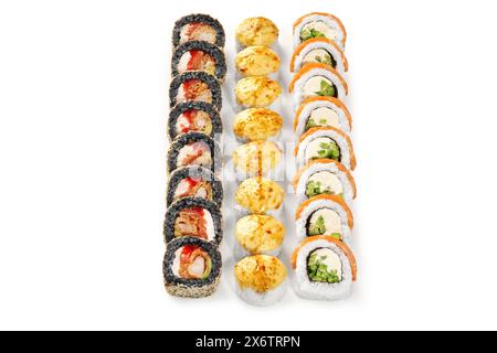 Vari sushi roll con formaggio, salmone e gamberi Foto Stock