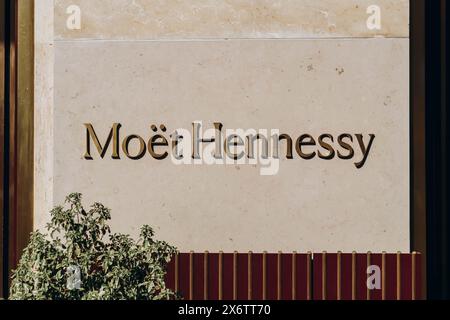 Parigi, Francia - 1 ottobre 2023: Cartello con la scritta Moët Hennessy sul famoso grande magazzino le Bon Marché a Parigi Foto Stock