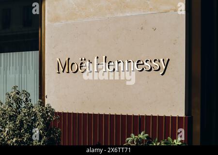 Parigi, Francia - 1 ottobre 2023: Cartello con la scritta Moët Hennessy sul famoso grande magazzino le Bon Marché a Parigi Foto Stock