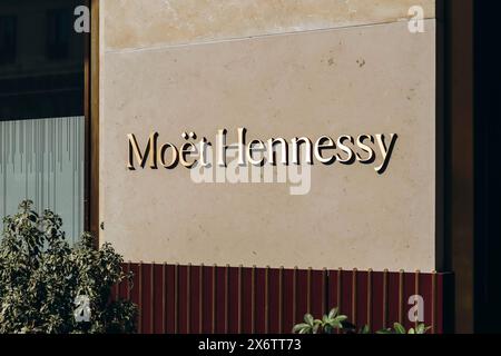 Parigi, Francia - 1 ottobre 2023: Cartello con la scritta Moët Hennessy sul famoso grande magazzino le Bon Marché a Parigi Foto Stock