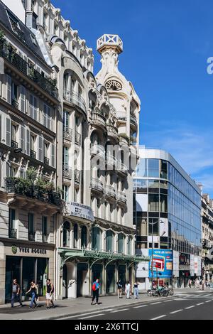 Parigi, Francia - 1 ottobre 2023: Vista di Rue de Rennes e Parigi Foto Stock