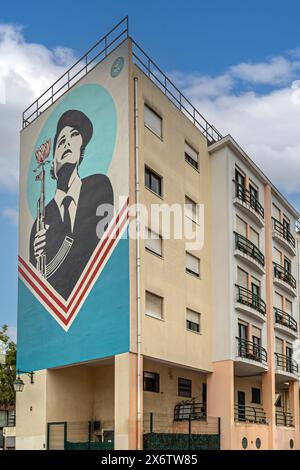 LISBONA, PORTOGALLO, APRILE 6,2024: Edificio decorato con il simbolo della Rivoluzione dei garofani del 1974, che prese il suo nome perché furono posti garofani Foto Stock