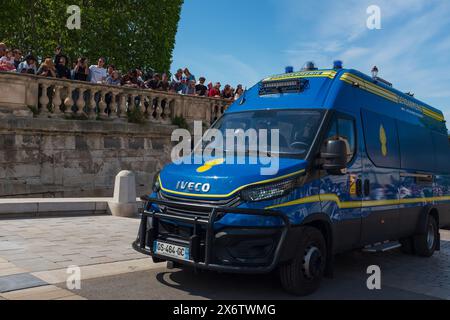 Montpellier, Francia. 13 maggio 2024. Un camion di gendarmeria con il logo della fiamma olimpica sta guidando lungo la Promenade du Peyrou, scortando i portacarba Foto Stock
