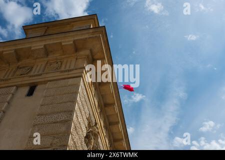 La bandiera francese che galleggia in cima all'Arco di Trionfo, a Montpellier Foto Stock