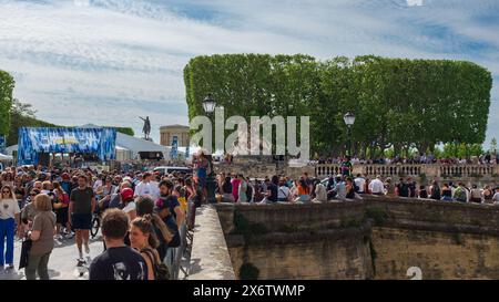 Montpellier, Francia. 13 maggio 2024. Gli appassionati dei giochi olimpici aspettano la fiamma sacra e i portabandiera di fronte alla Promenade du Peyrou Foto Stock