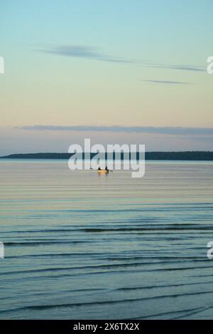 Due pescatori in barca nel lago. Foto Stock