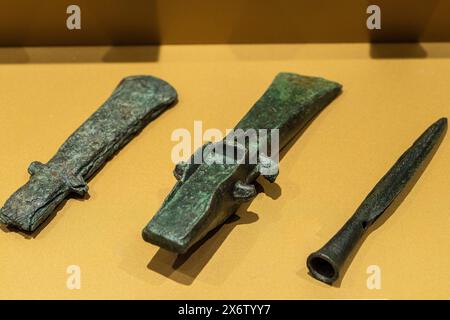 Lancia e asce in bronzo, VIII-vi secolo a.C., Oppidum de Puente Tablas, cultura iberica, Museo iberico di Jaén, Andalusia, Spagna. Foto Stock