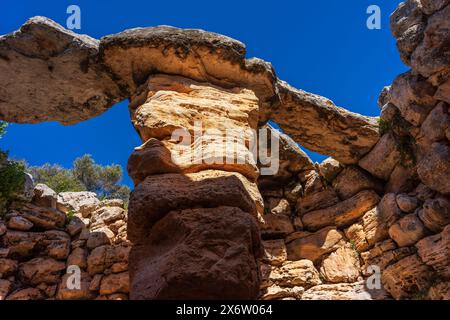 Talaiot dell'era talaiotica (età del ferro). Sito archeologico Hospitalet Vell, Maiorca, Isole Baleari, Spagna. Foto Stock