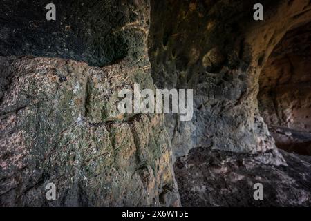 Sa cova des Voltor, croci scolpite in arenaria, cava storica di arenaria, Petra, Maiorca, Isole Baleari, Spagna. Foto Stock