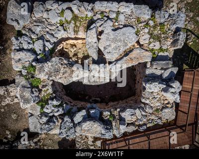 Talaiot dell'era talaiotica (età del ferro). Sito archeologico Hospitalet Vell, Maiorca, Isole Baleari, Spagna. Foto Stock