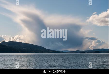 Spettacolari nuvole di tempesta primaverile sopra il paesaggio costiero montano nello stretto di Georgia, British Columbia, Canada Foto Stock