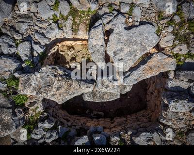 Talaiot dell'era talaiotica (età del ferro). Sito archeologico Hospitalet Vell, Maiorca, Isole Baleari, Spagna. Foto Stock