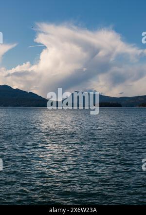 Spettacolari nuvole di tempesta primaverile sopra il paesaggio costiero montano nello stretto di Georgia, British Columbia, Canada Foto Stock