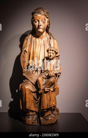 Vergine con bambino, valle della Mosa, 1250, quercia con tracce di policromia originale, Amsterdam, Paesi Bassi. Foto Stock