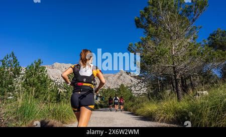 Atleta di montagna di fronte a Puig Major, bacino idrico di Cuber, area naturale della Serra de Tramuntana, Maiorca, Isole Baleari, Spagna. Foto Stock