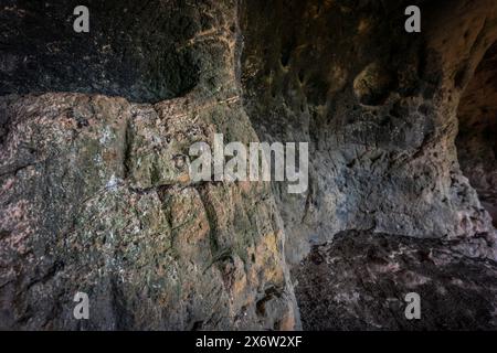 Sa cova des Voltor, croci scolpite in arenaria, cava storica di arenaria, Petra, Maiorca, Isole Baleari, Spagna. Foto Stock