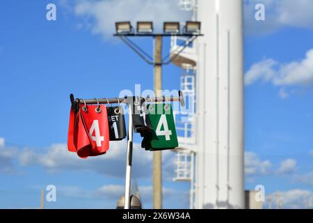 Tabellone segnapunti sul campo da tennis con sfondo sfocato Foto Stock