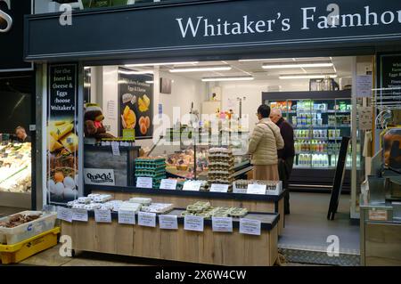 Negozio di alimentari Whitakers Farmhouse a Kirkgate indoor Market, Leeds, West Yorkshire, Regno Unito Foto Stock