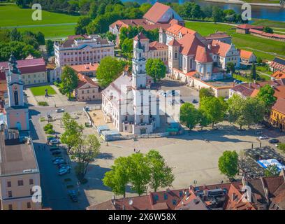 Municipio e piazza nella città vecchia di Kaunas, Lituania. Vista aerea panoramica del centro di Kaunas con molte vecchie case sul tetto rosso e chiese Foto Stock