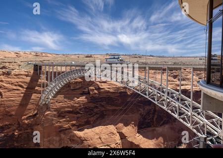 Il 23 aprile 2024 verrà trasportata la casa in motoscafo attraverso il Glen Canyon Dam Bridge, vicino a Page, Arizona, USA Foto Stock