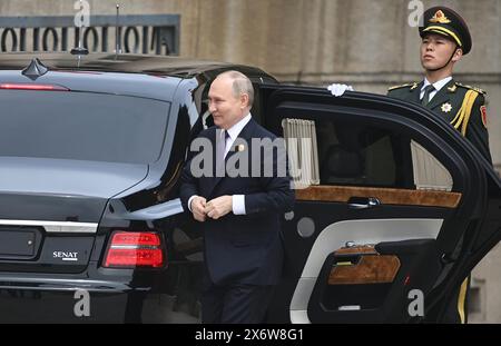 Pechino, Cina. 16 maggio 2024. Il presidente russo Vladimir Putin ha partecipato a una cerimonia ufficiale di benvenuto di fronte alla grande sala del popolo in piazza Tiananmen a Pechino, capitale della Cina, giovedì 16 maggio 2024. Foto dell'agenzia statale russa Sputnik/UPI. Crediti: UPI/Alamy Live News Foto Stock