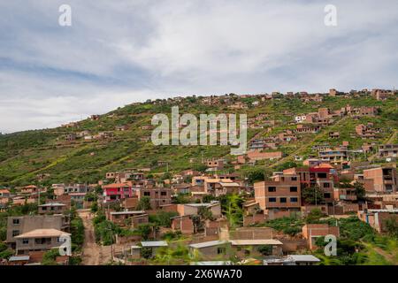 Quartieri di case costruite su una collina, sottosviluppo in America Latina. Insediamenti Foto Stock